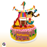 Topo de Bolo Festa Junina menina em formato Studio, com menina caipira, fogueira, doces e bandeirinhas coloridas.