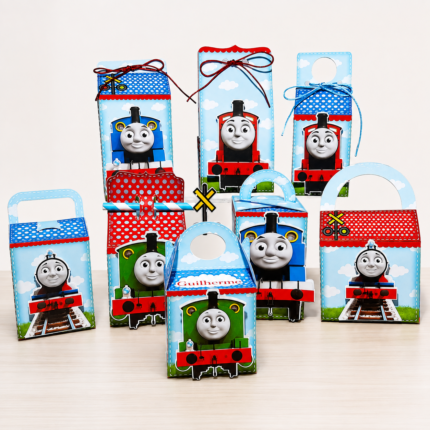 Caixas de lembrancinhas personalizadas de papel impressas em formato 3D feitas com o Kit 8 Caixa Thomas e seus amigos para decoração de festa infantil.
