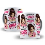 Arte digital para caneca com a frase 'Na mesma mulher existe uma onça, uma princesa e uma moradora do caps' e ilustrações humorísticas da personagem, otimizada para sublimação. Artes para Caneca Na Mesma Mulher com toque divertido.