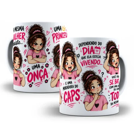 Arte digital para caneca com a frase 'Na mesma mulher existe uma onça, uma princesa e uma moradora do caps' e ilustrações humorísticas da personagem, otimizada para sublimação. Artes para Caneca Na Mesma Mulher com toque divertido.