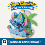 Topo de Bolo Cenário Stitch em camadas de papel, com Stitch sorrindo e acenando, cercado por elementos tropicais como palmeira, hibiscos, prancha de surfe e sol amarelo, sobre base oval dourada, pronto para festa.