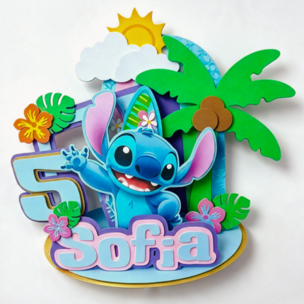 Topo de Bolo Cenário Stitch em camadas de papel, com Stitch sorrindo e acenando, cercado por elementos tropicais como palmeira, hibiscos, prancha de surfe e sol amarelo, sobre base oval dourada, pronto para festa.